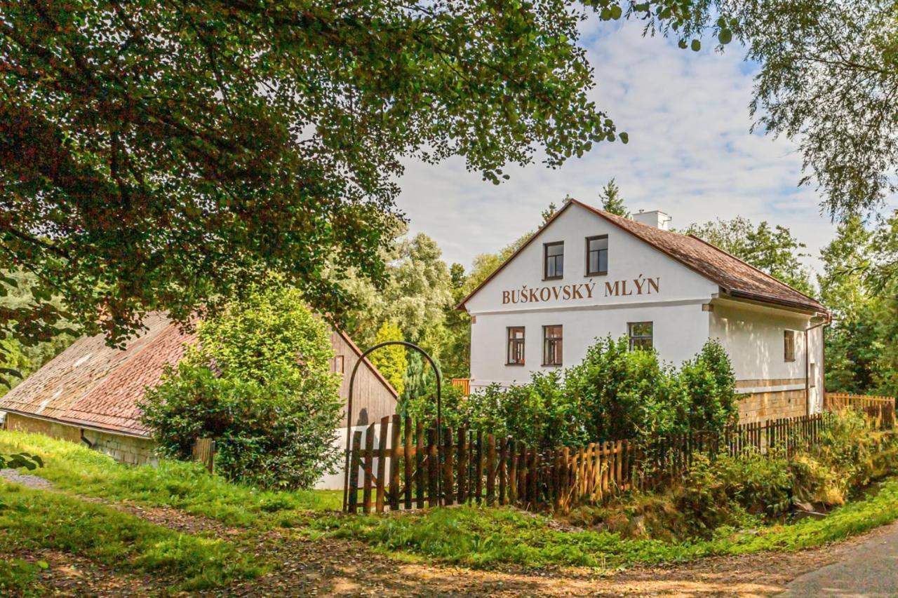 Buskovsky Mlyn 1580 Dolní Bousov Exterior foto