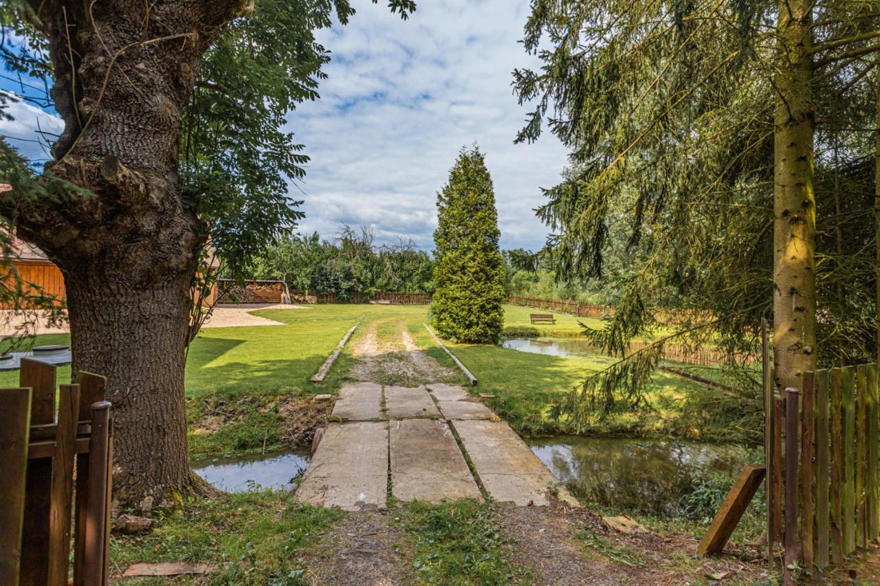 Buskovsky Mlyn 1580 Dolní Bousov Exterior foto